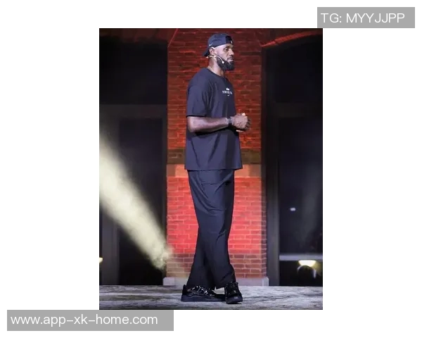 詹姆斯专属AF1即将发售超大皇冠Logo设计引发球迷热议