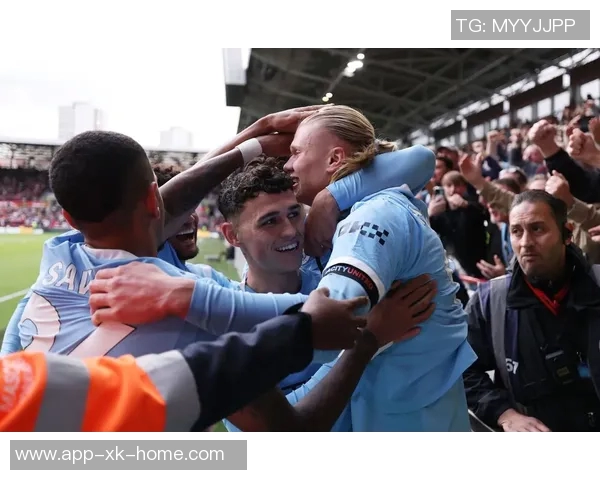 英超争冠白热化曼城曼联仅差3分枪手领跑群雄逐鹿局面引人关注